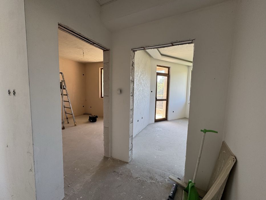 Нова Двуетажна Къща в Затворен комплекс с 300кв. двор в Гр. Търговище