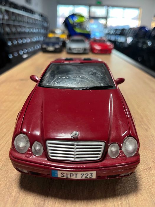 Метална колекционерска количка модел  BBURAGO Mercedez-Benz CLK  1:18