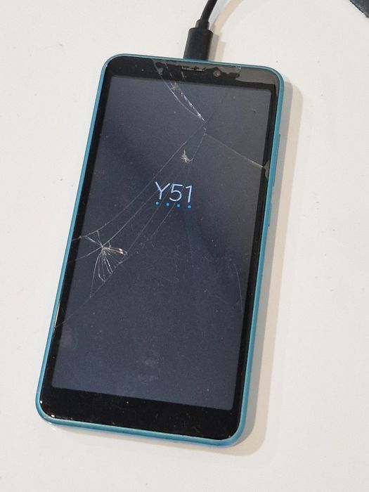Telefon Wiko cu display fisurat,  nu se aprinde