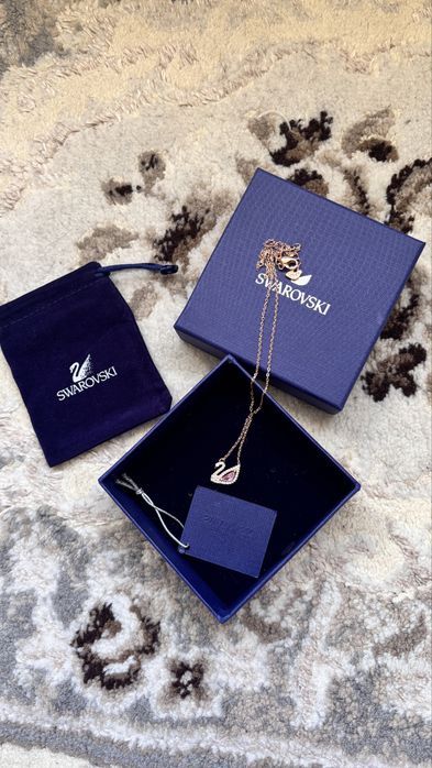 Lantisor Swarovski cu pietricele roz, ideal pentru un cadou