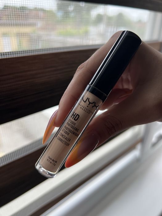 Коректор NYX & Essence