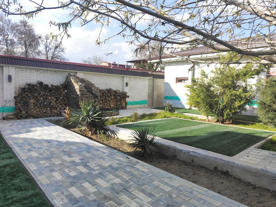 Продаётся два комплекса и двор 878 м².