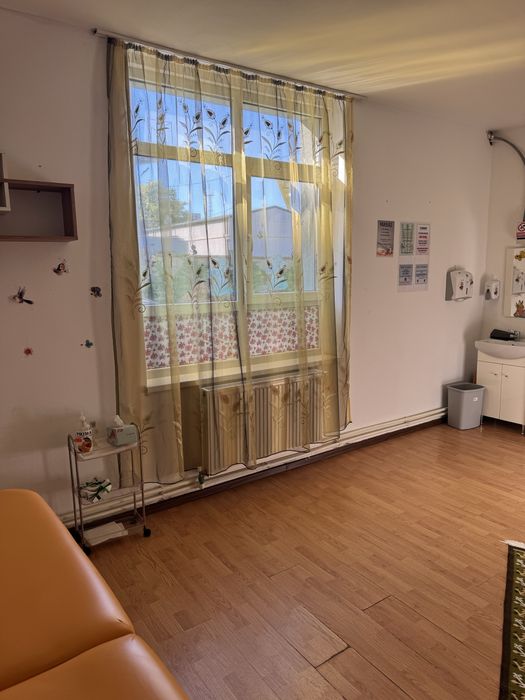 Spatii comerciale pretabile pentru salon infrumusetare sau alta destinatie conexa acestui domeniu sau birou, complet utilate. Suprafata  20 si 25 mp