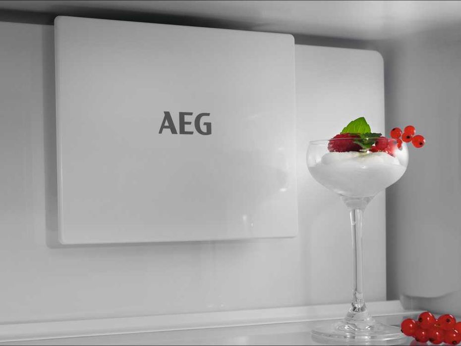 Хладилник с фризер за вграждане AEG OSC6M18FDF