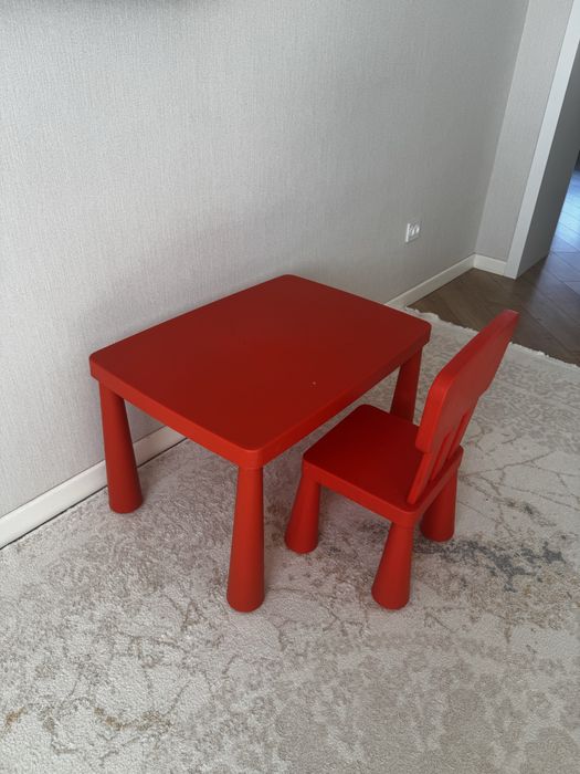 Продам детский стол со стулом Икея