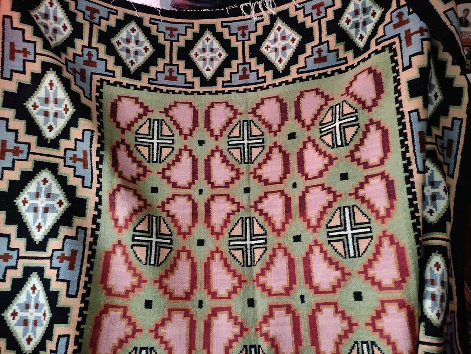 Covor vechi traditional lucrat manual