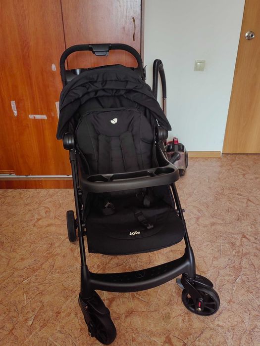 Детская коляска фирмы joie