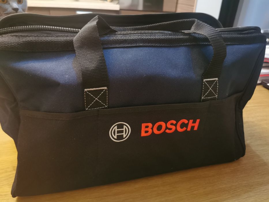 Aspirator auto Bosch Professional+geanta Bosch cu doi acumulatori