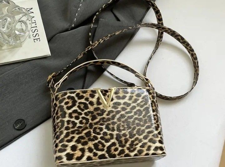 Geanta animal print, model Vltn,logo metalic auriu, saculet, etichetă