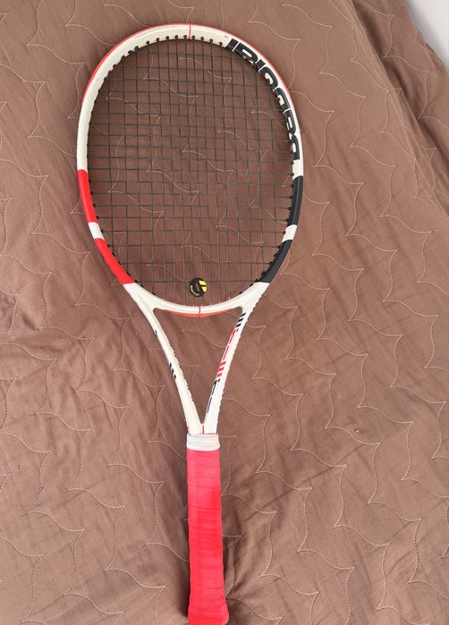 Продавам запазена тенис ракета Babolat Pure Strike