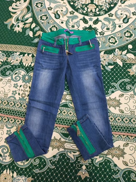 Продам джинсовые брюки  и платье