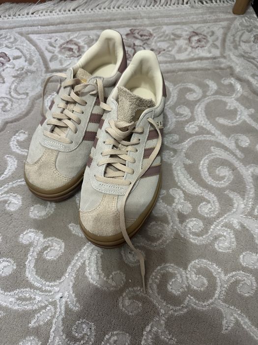 Adidas  noi , cu talpa inalta foarte comozi