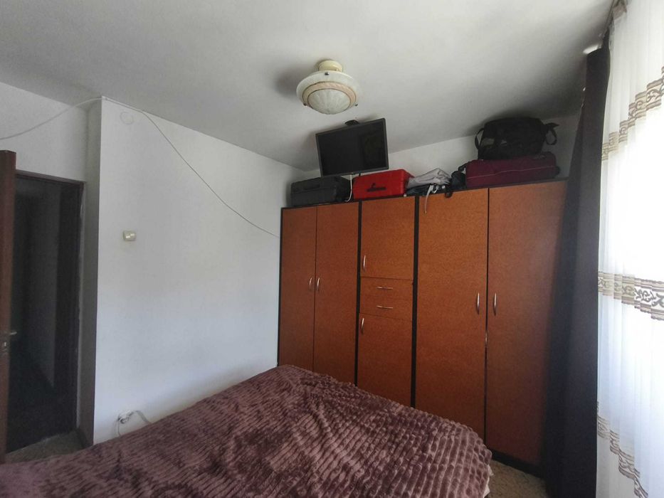 Vand apartament 4 camere , decomandat, mobilat si utilat, la autogara Militari et. 8/10