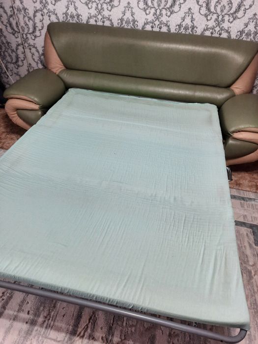 Продам диван б/у 40000самовывоз...торг уместен