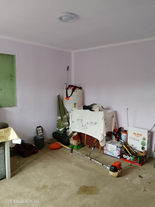 Тухлена къща със стопански постройки