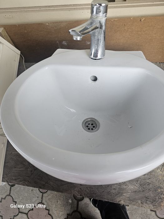 Раковина белого цвета, компактная