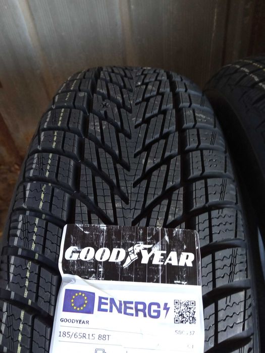 2 Нови зимни гуми 185/65R15 Goodyear UG3 88T DOT3724 made in Germany