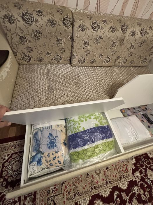 Диван для зала или спальни