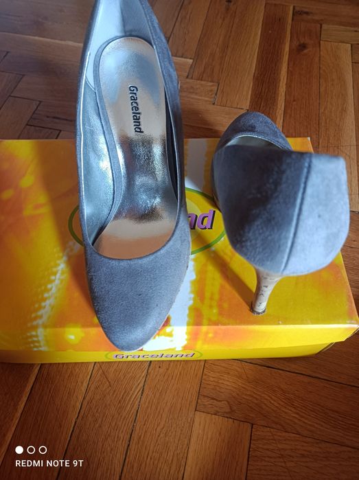 Обувки чисто нови