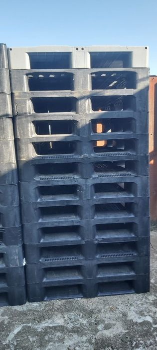 Paleti plastic 120x80 cm – rezistenti si practici
