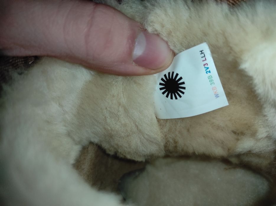 Vând UGG marime 38