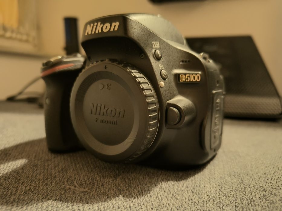 Nikon D5100 + obiectiv 18–55mm VR