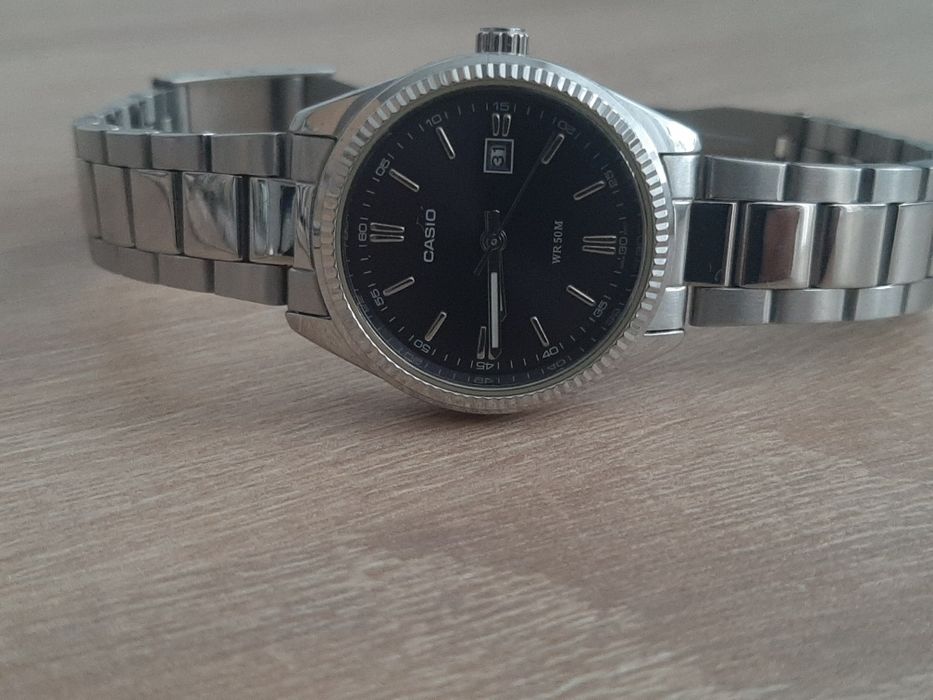 Ceas Casio Elegant Damă – Model Silver cu Ramă Zimțată (Tip Datejust)