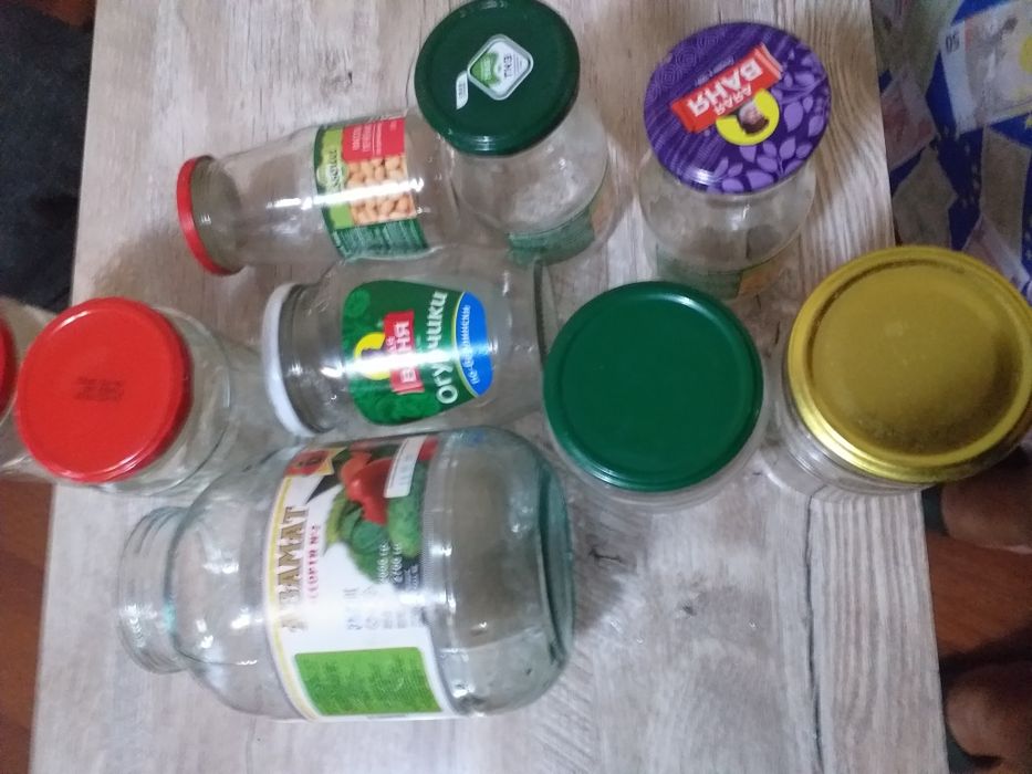 Стеклянные банки и  бутылки