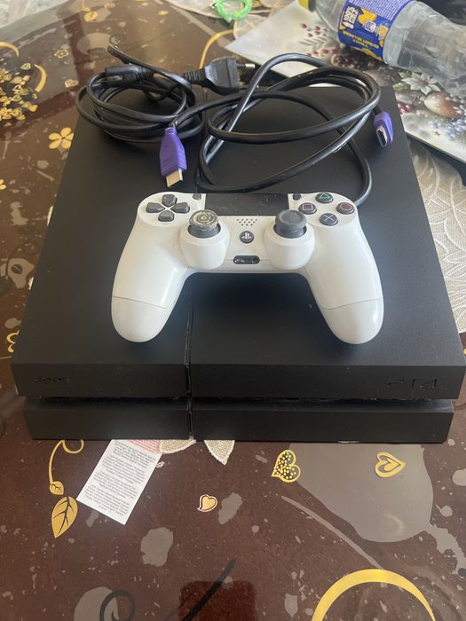 Playstation 4pro 1TB se vinde urgent fara nici un defect pretul este de 550 de lei nr de tel 0742095962