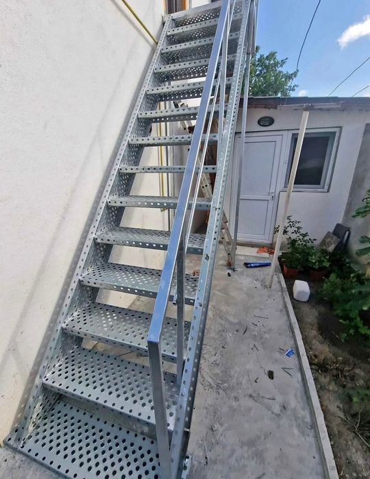 Confectionam scarii metalice zincate exterioare și pentru incendii , platforme, podete si balustrazi profesionale la cererea clientului . Asiguram tra