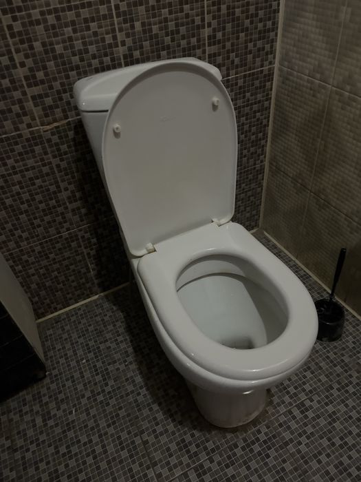 унитаз в хорошем состояние