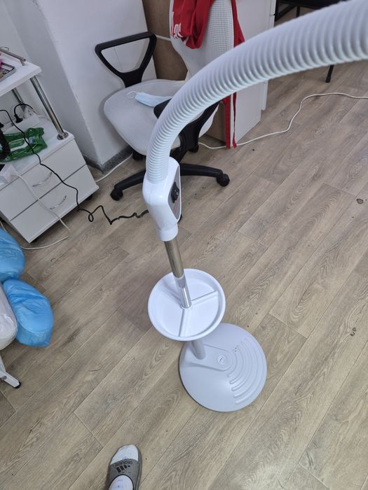 Продам Новую напольную лампу с лупой