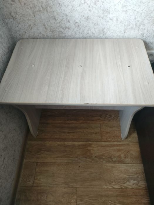 Продам детский  стол