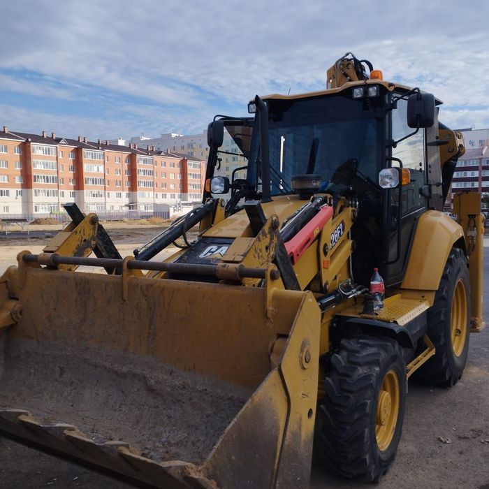 Трактор-экскаватор и погрузчик фронтальны, петушок