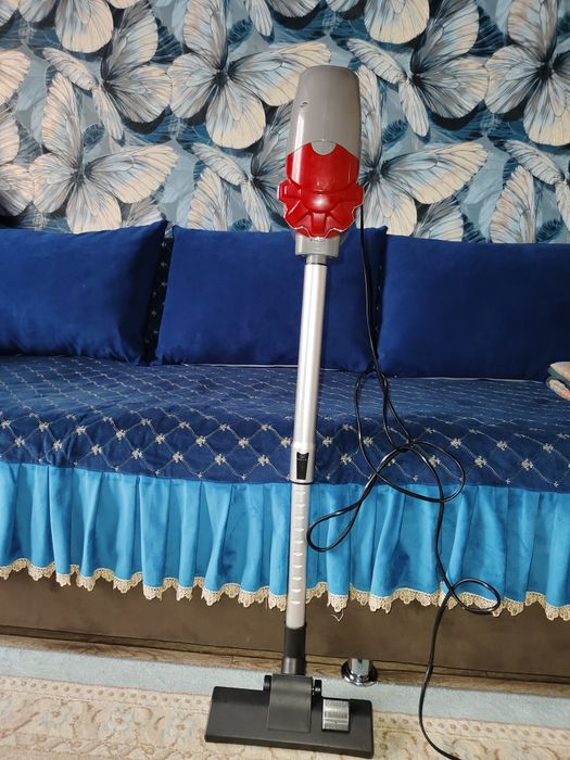 Продам ручной вертикальный пылесос