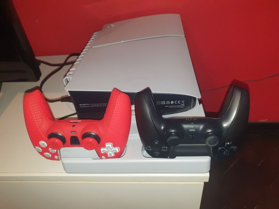 PlayStation 5 с 2 джойстика и 8 игри плюс стойка!