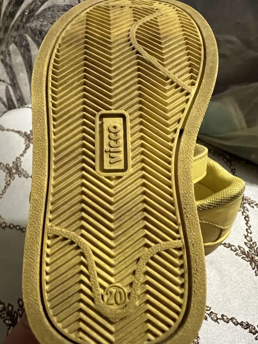 Продам детские кожаные кросовки