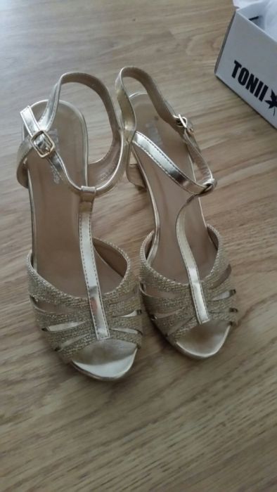 Sandale aurii pentru ocazie