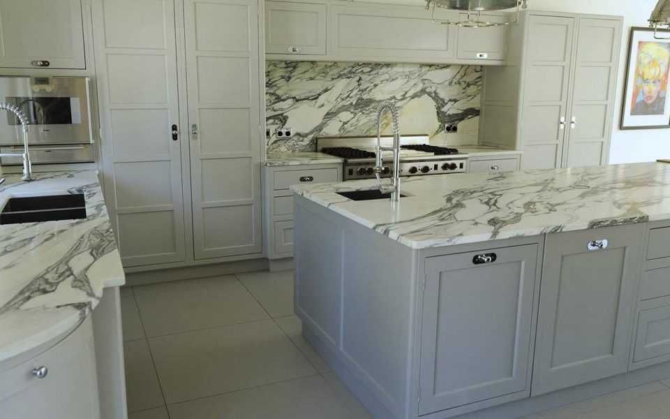 Столешница из кварца и акрила (искусственный камень) на кухню