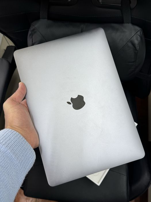 MacBook Air M1 8/256gb в отличном сост.без ремонта и вскрытий, акб 95%