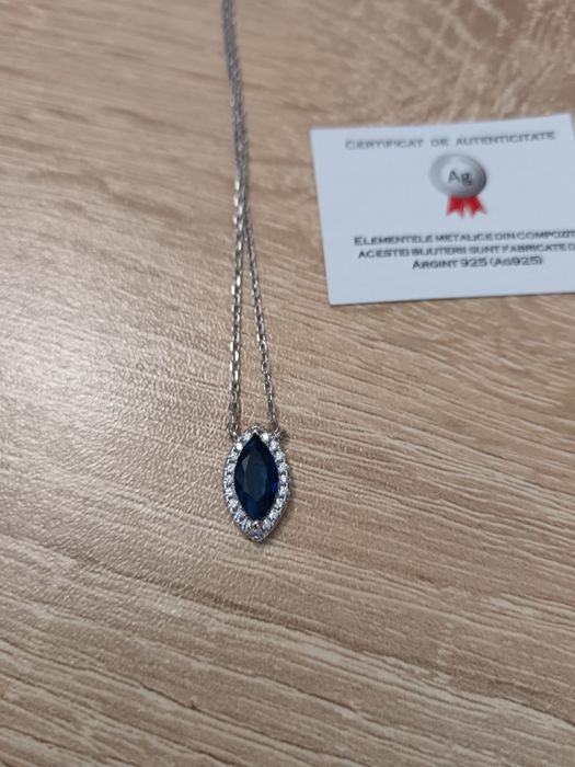 Colier cu pandativ albastru