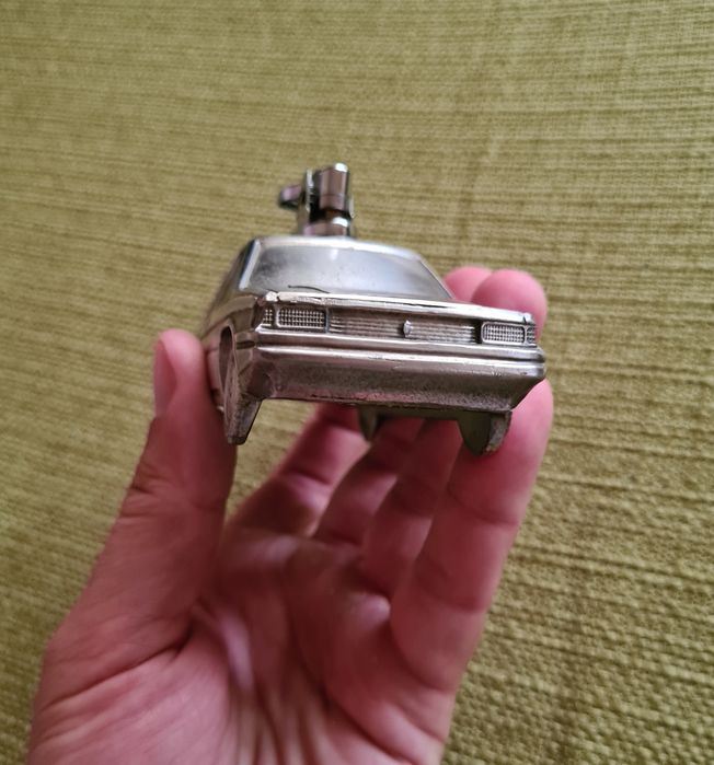 Bricheta In Forma De Masina Renault 9 Metal Veche De Colectie