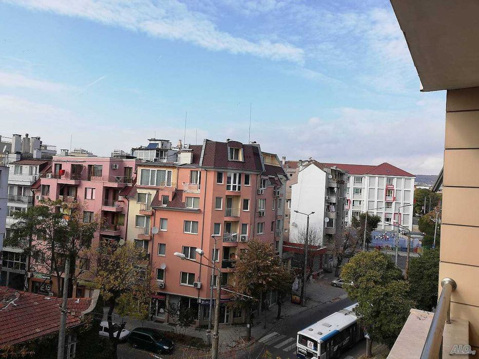 Тристаен Апартамент с ПАРКОМЯСТО, 2 бани, 2 спални до Катедралата.