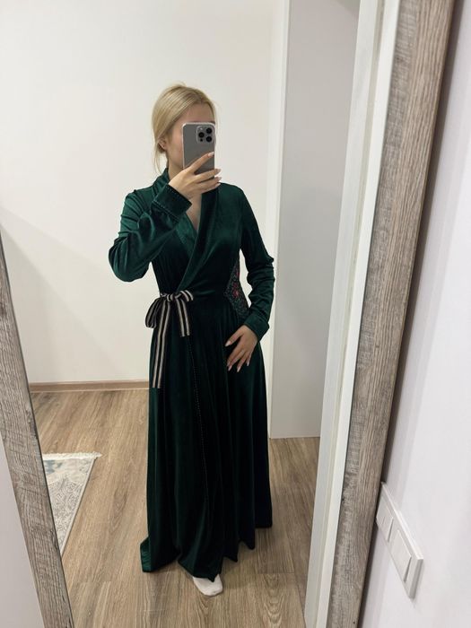 Платье в изумрудном цвете