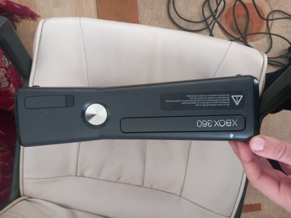 Vând Xbox 360 perfect funcțional +Controller(impecabil) și 5 jocuri