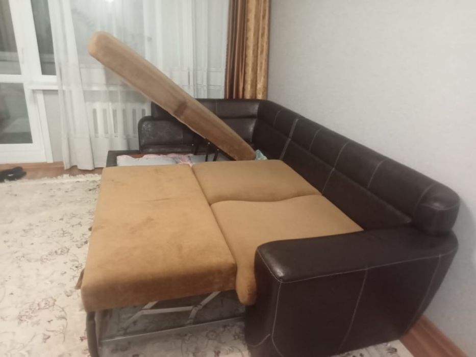 Угловой кожанный диван