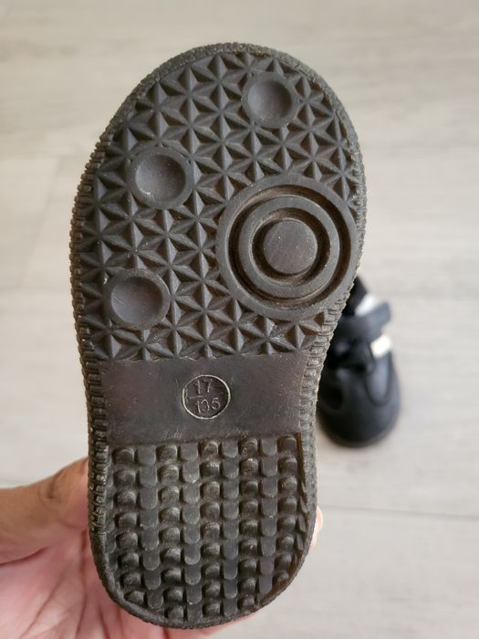 Продам детские кроссовки