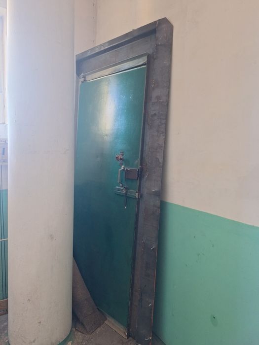Продам металлическую дверь