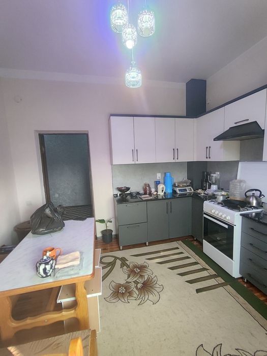 Шошилинч хонадон жихозлари билан сотилади.