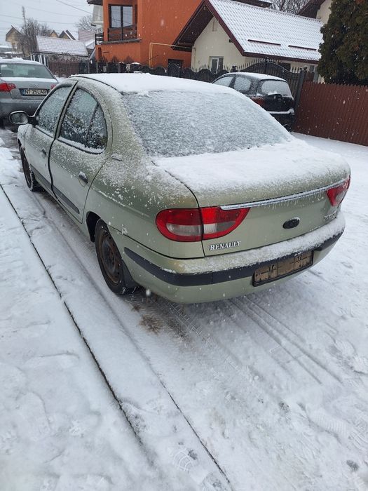 vând Renault megane 1 sau dezmembrez  capota  faruri bara  radiator